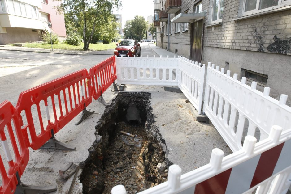 Po darbų kieme užsiliko duobė