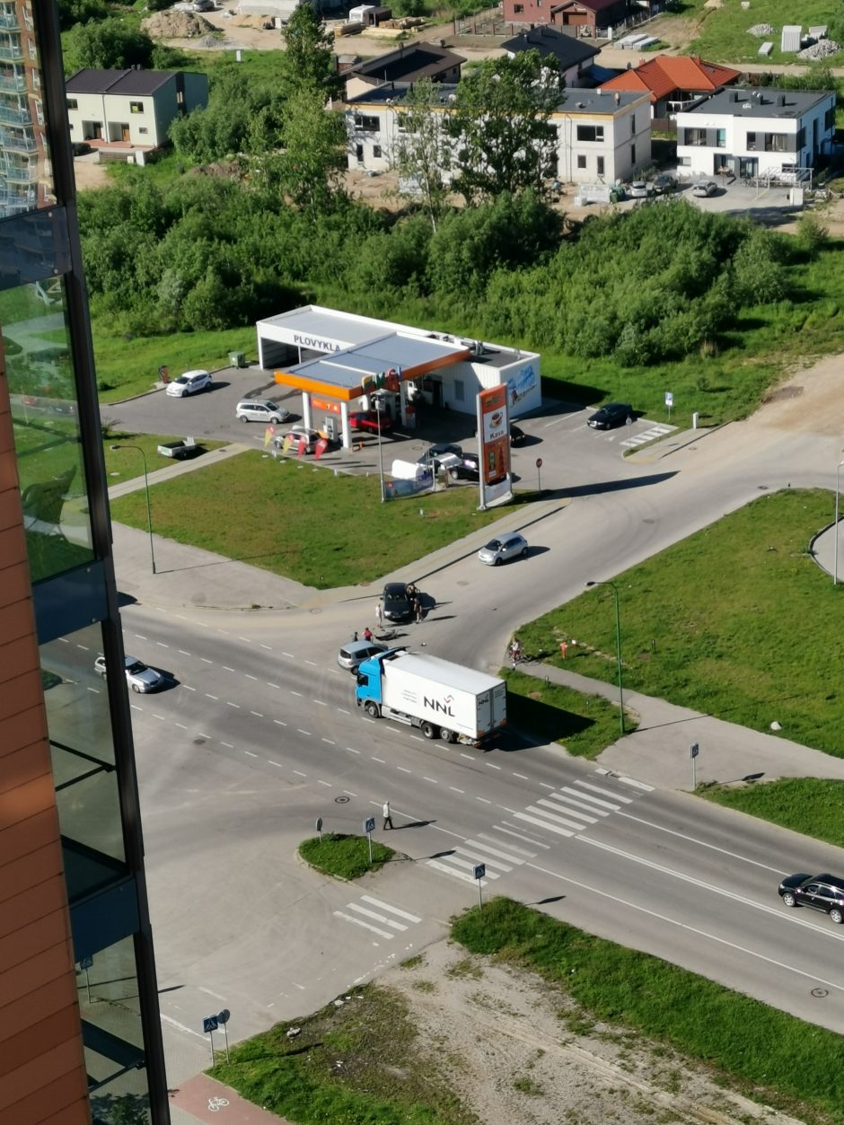 Prie prekybos centro BIG susidūrė du automobiliai