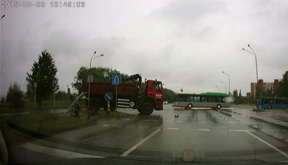 Sunkvežimis Šilutės plente taranavo šviesoforą (vaizdo įrašas)