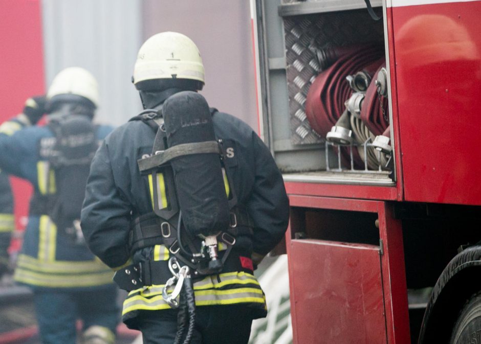 Panevėžio daugiabutyje kilo gaisras – įtariamas padegimas