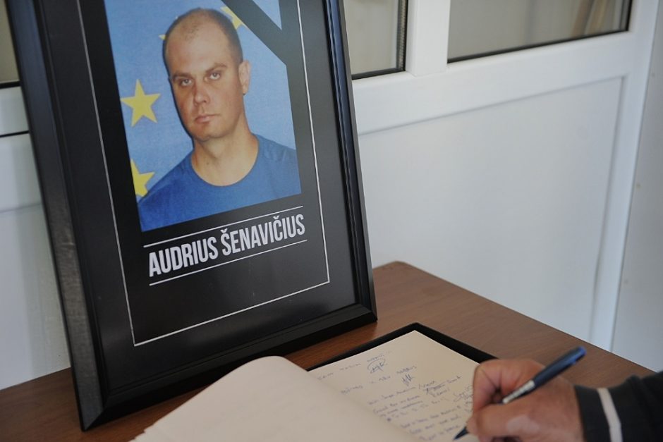 Į Lietuvą parskraidinami Kosove žuvusio muitinės pareigūno A. Šenavičiaus palaikai