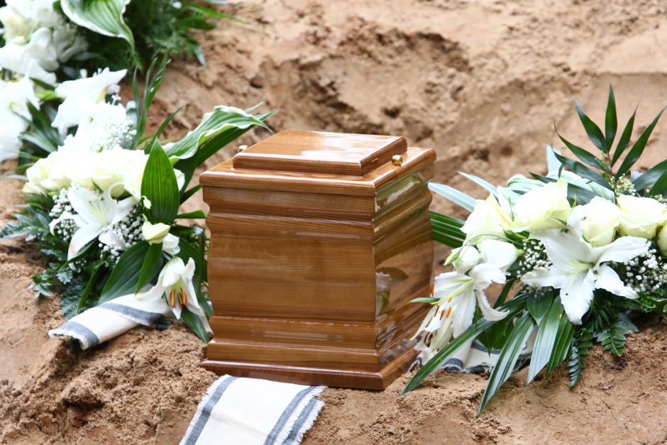 Švelnėja apribojimai laidotuvėms – žmonių skaičiaus neberibos
