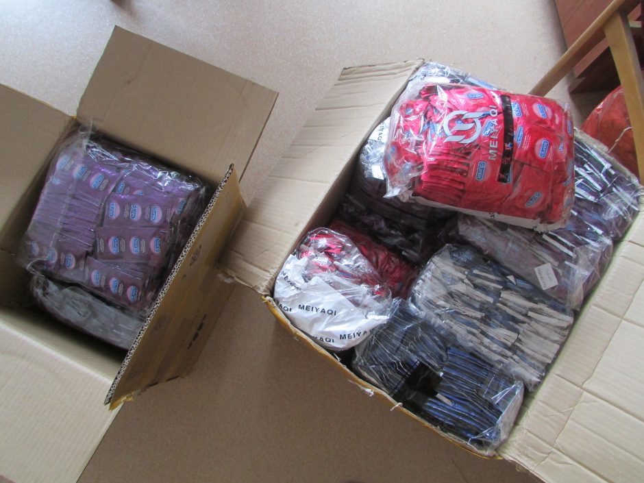 Pašto siuntoje aptikti 26 kilogramai prezervatyvų klastočių