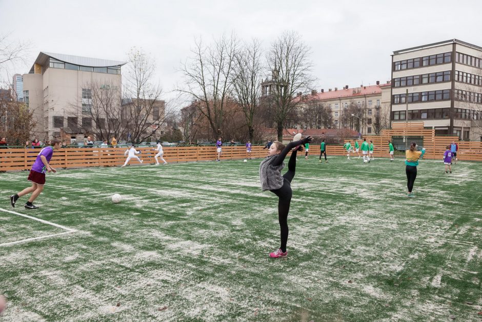 Prie Centro vidurinės mokyklos įrengta nauja universali sporto aikštelė