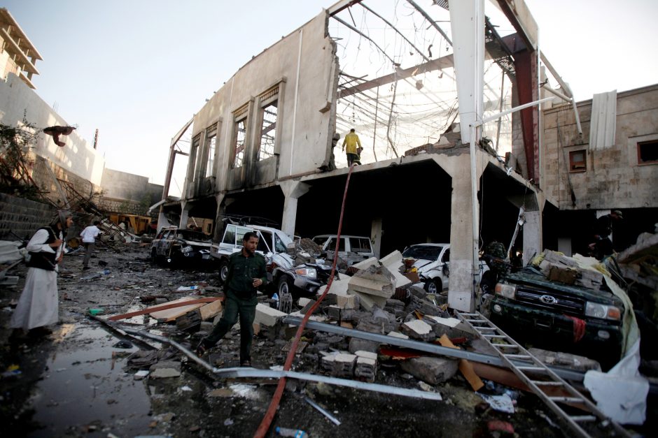 Jemene aviacijos smūgiai per laidotuves užmušė daugiau nei 140 žmonių