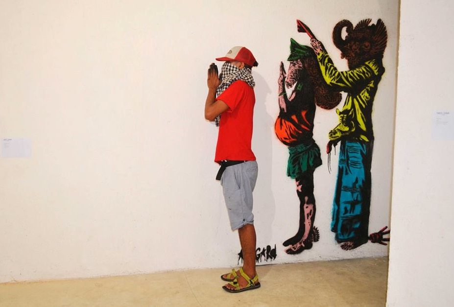 Indonezijos menininkas naktį pieš paveikslą vaikams