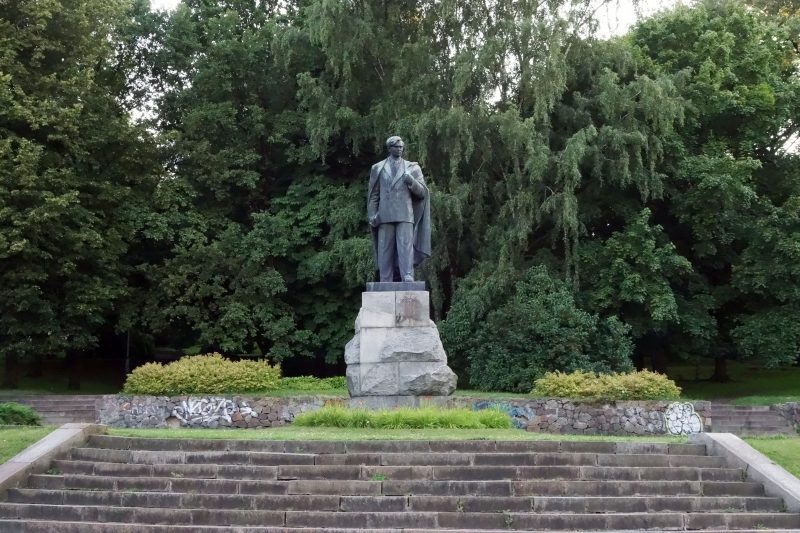 Siūloma nesaugoti „Stalino saulę Lietuvai parvežusių“ kūrėjų paminklų