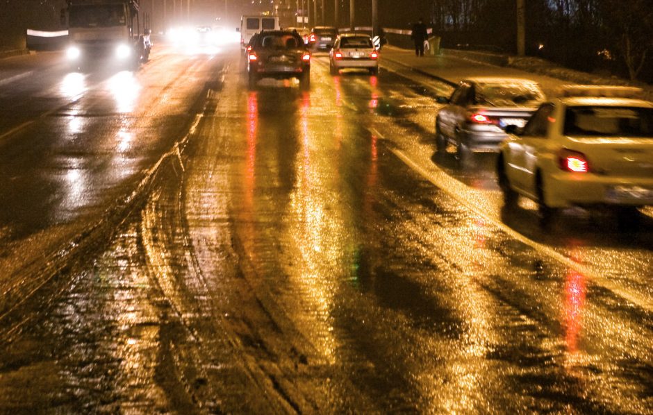 Įspėja vairuotojus: naktį eismo sąlygas vietomis sunkins plikledis