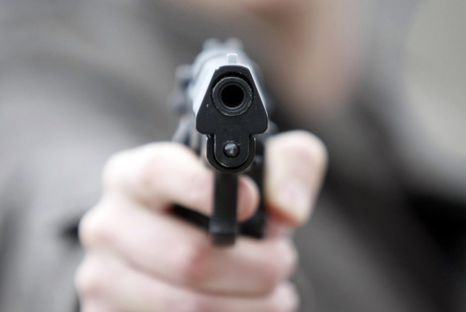 Policijos pareigūnas peršovė ginklu grasinusį vyrą