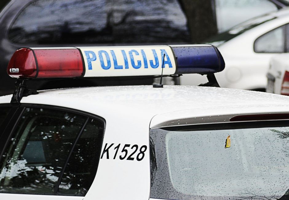 Neblaivi vairuotoja policininkus bandė papirkti grandinėle