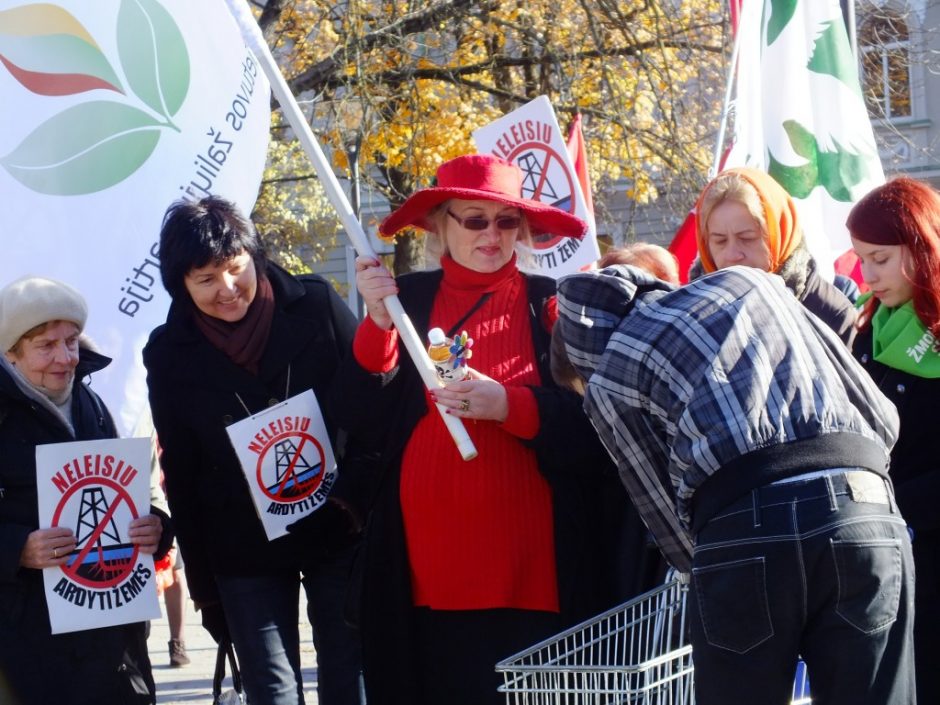 Sostinės gatvėse praeiviams buvo dalijamas „Skalūnų vanduo“