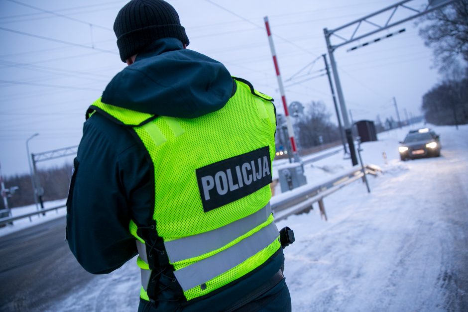 „Lietuvos geležinkeliai“ su policija vykdė saugaus eismo pervažose akciją