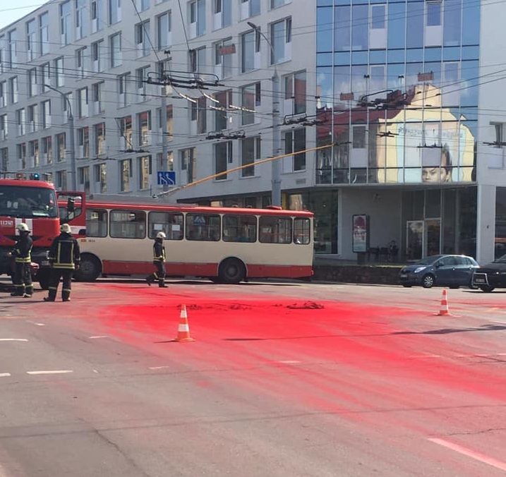 Incidentas Vilniuje: kelio danga nusidažė raudonai