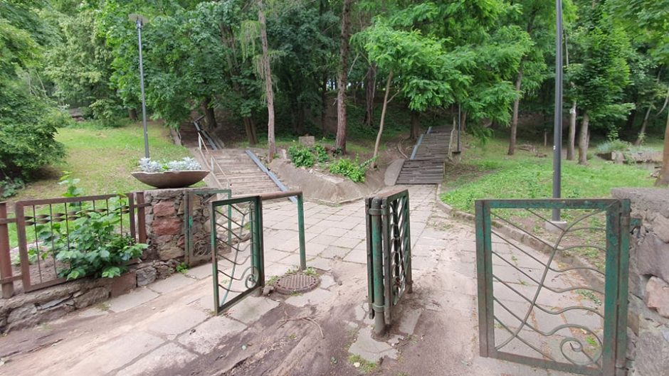 Keistas sprendimas: Vytauto parko laiptų pakopas tvarko montažinėmis putomis