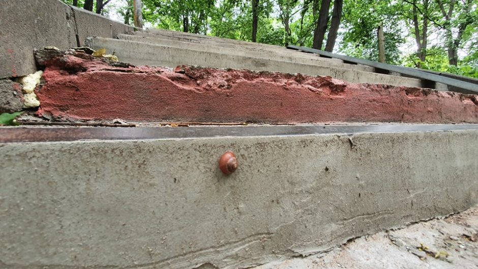 Keistas sprendimas: Vytauto parko laiptų pakopas tvarko montažinėmis putomis