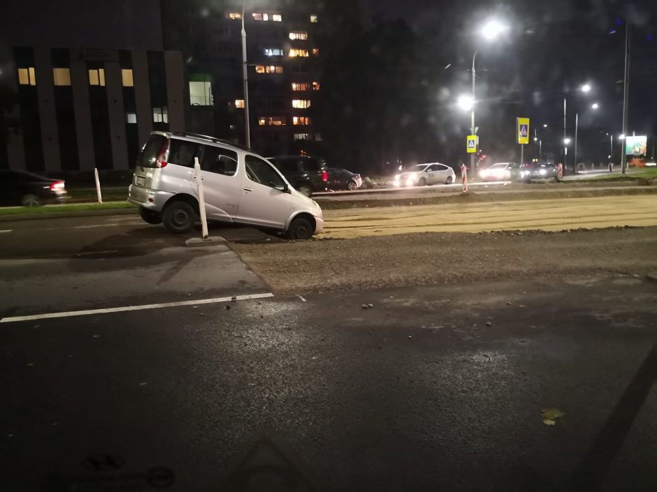 Neeilinis vaizdas Kaune: automobilis įlėkė į remontuojamą kelio ruožą ir pakibo