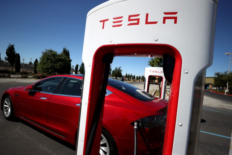 „Tesla“ prekybos partneriams Lietuvoje atstovaus „Deal On Wheels“