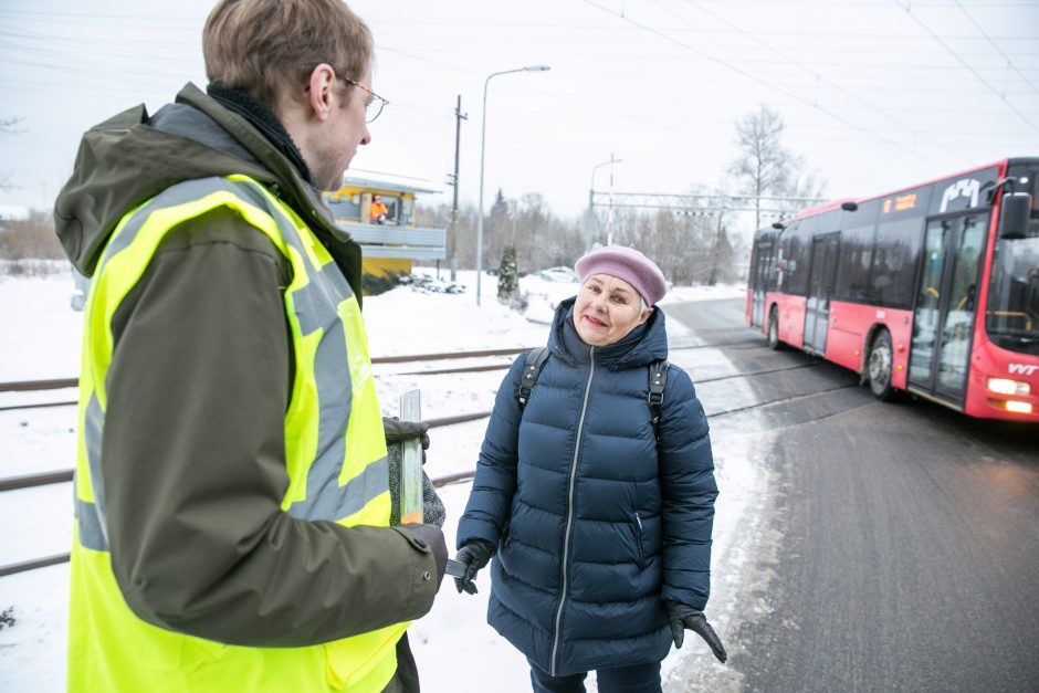 „Lietuvos geležinkeliai“ su policija vykdė saugaus eismo pervažose akciją