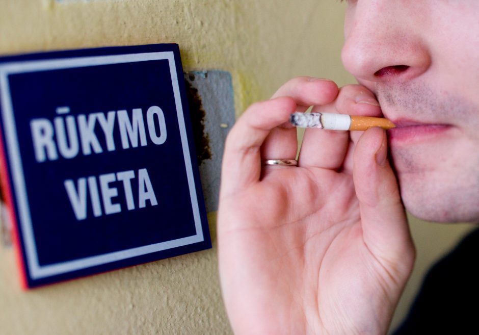 Seime vėl stringa pataisos dėl draudimo rūkyti balkonuose