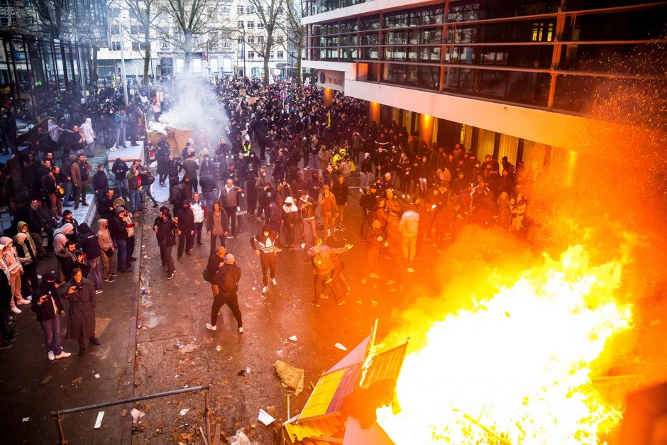 Europoje tęsėsi masiniai protestai prieš suvaržymus dėl COVID-19
