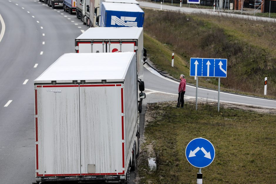 Panemunės pasienio kontrolės punktas užsikimšo: vežėjai sako, kad neįleidžiami į Rusijos pusę