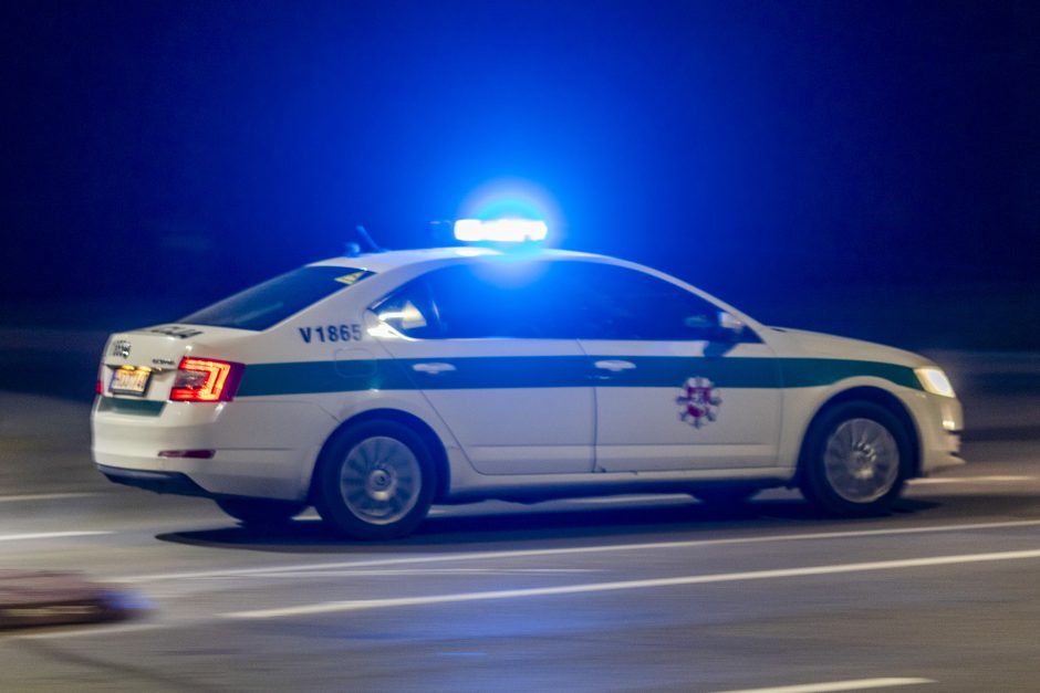 Sprukdamas vogtu automobiliu Vilniuje vyras pakeliui apgadino keturias mašinas