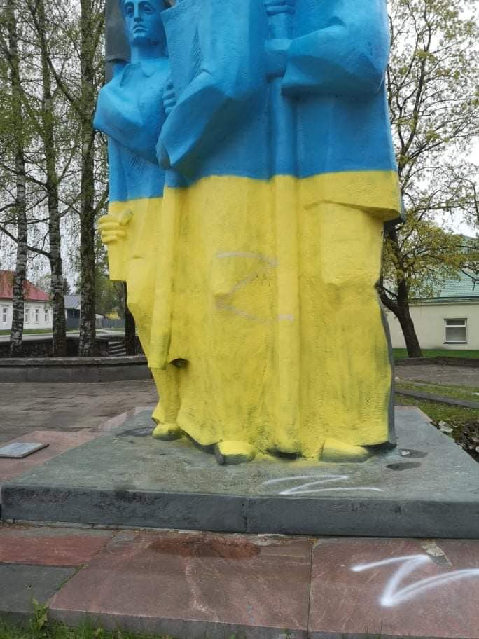 Ukmergėje sovietinis monumentas aprašinėtas Rusiją palaikančiais šūkiais