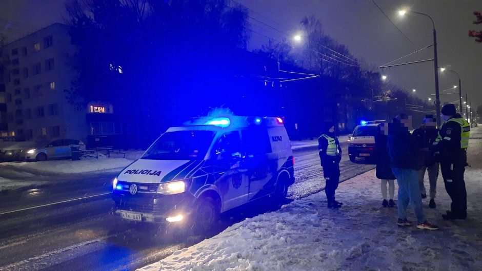 Gatvėje Kaune vyras smurtavo prieš moterį: teko įsikišti policijai