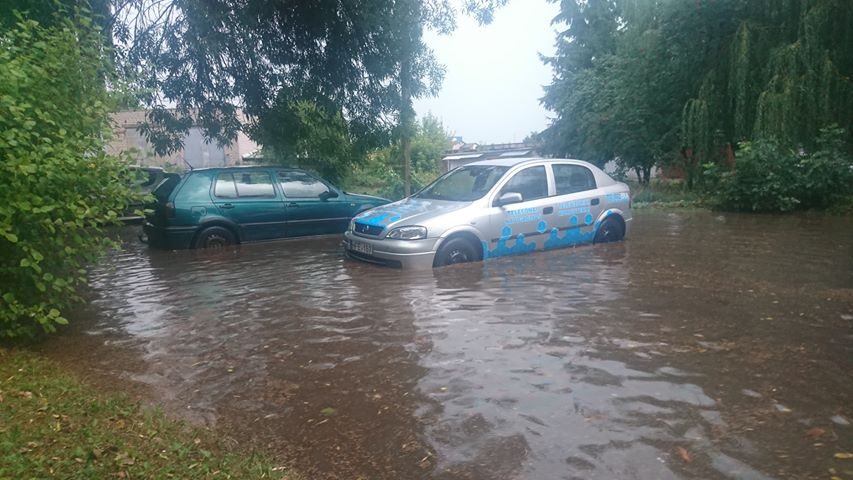 Chemijos gatvės daugiabučio kiemas po liūties virto ežeru