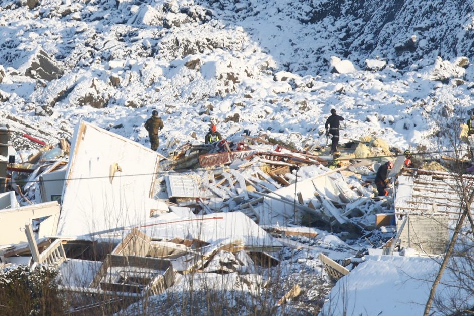 Norvegijos gelbėtojai nebeturi vilties rasti išgyvenusių po purvo nuošliaužos