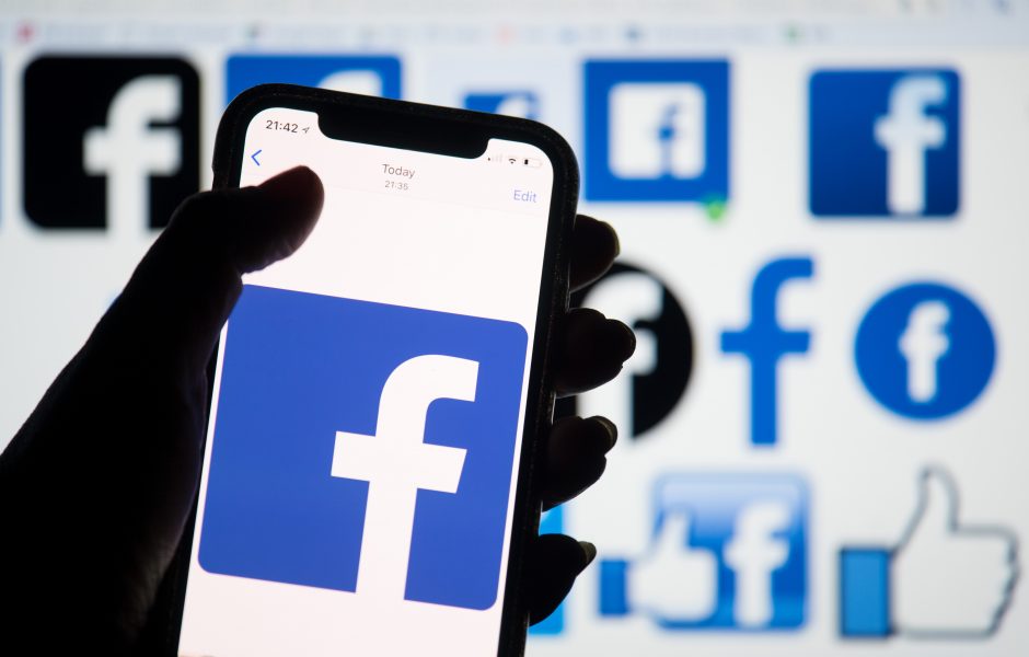„Facebook“ suduotas teisinis smūgis dėl neapykantą kurstančio turinio
