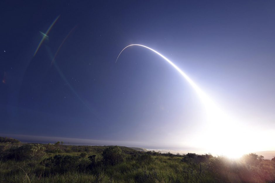 JAV siunčia žinią agresoriams: išbandė tarpžemyninę raketą