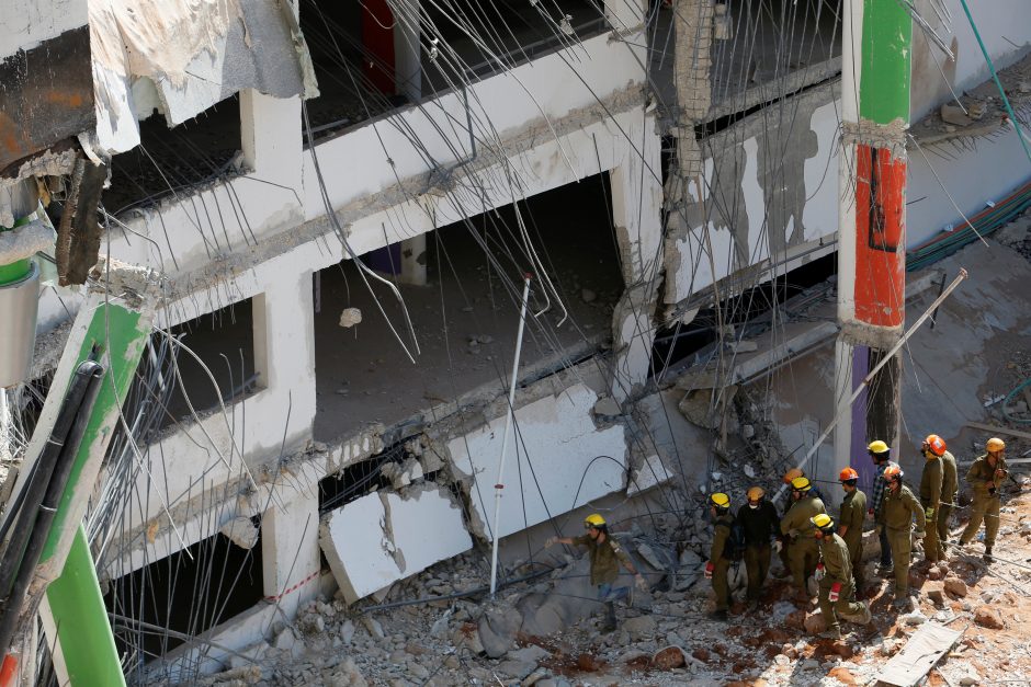 Tel Avive sugriuvus pastatui žuvo mažiausiai trys žmonės