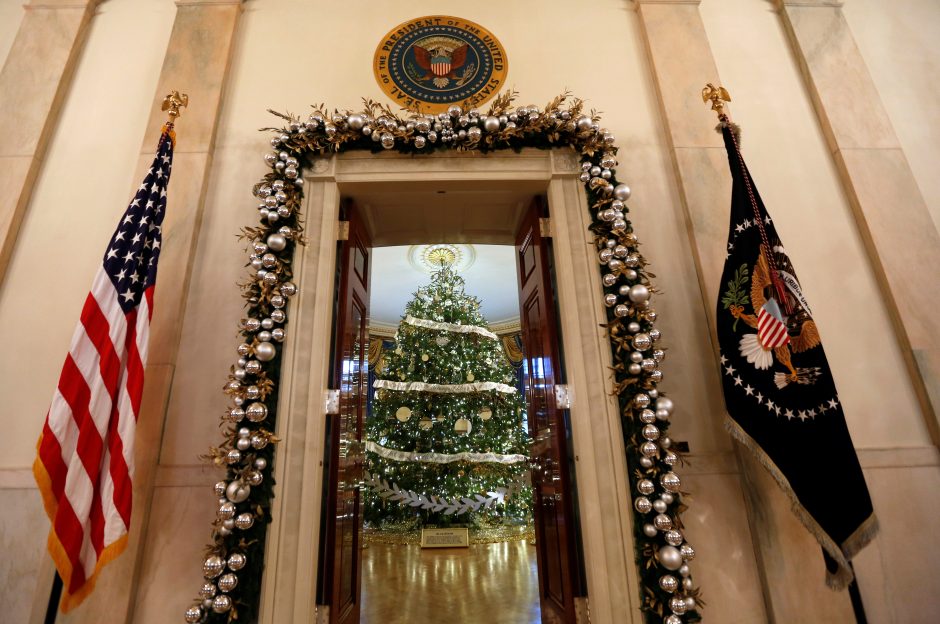 Baltuosiuose rūmuose laukiama pagrindinės Kalėdų eglės