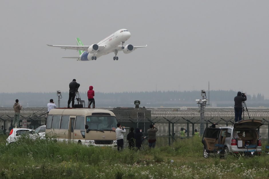 Kinijoje pagamintas keleivinis lėktuvas pirmąkart pakilo į orą
