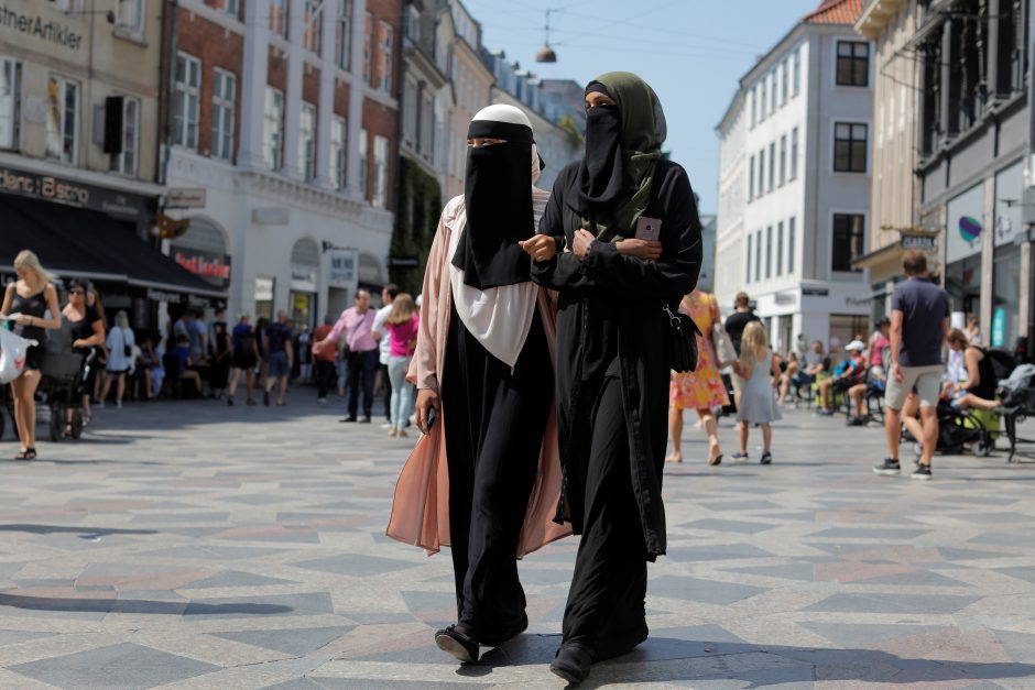 Ženeva uždraus valstybės tarnautojams nešioti religinius simbolius