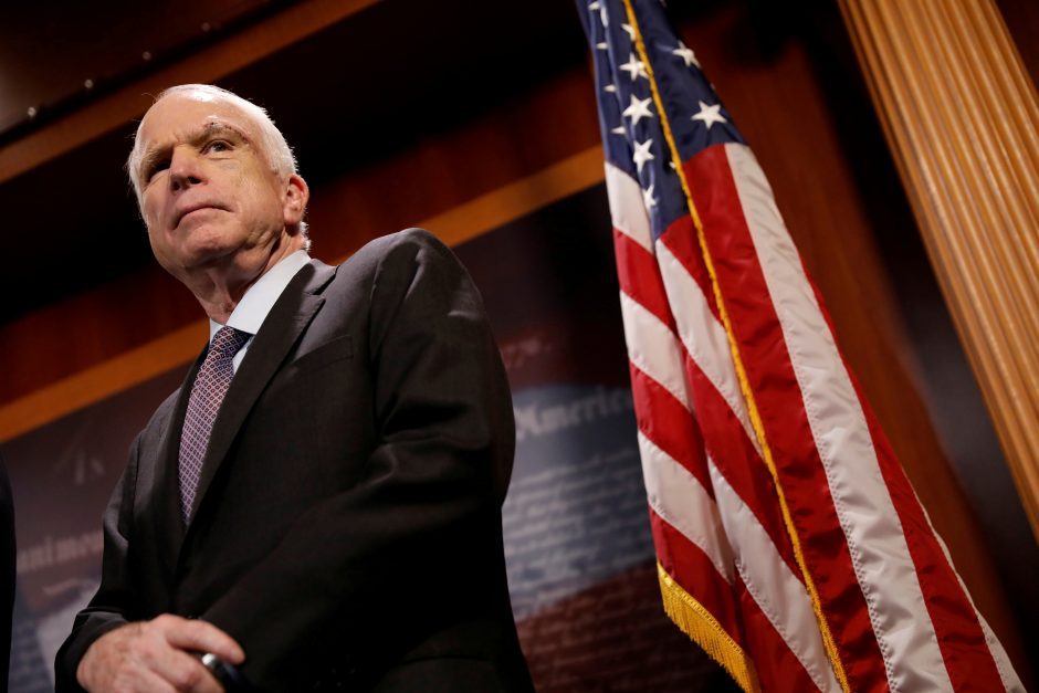 Mirė JAV senatorius J. McCainas