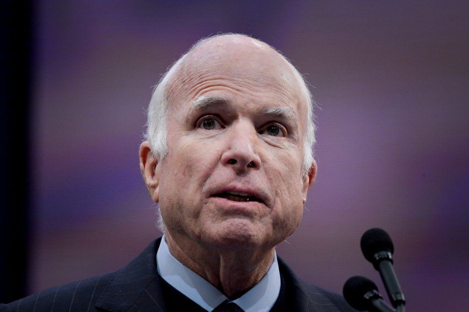 Mirė JAV senatorius J. McCainas