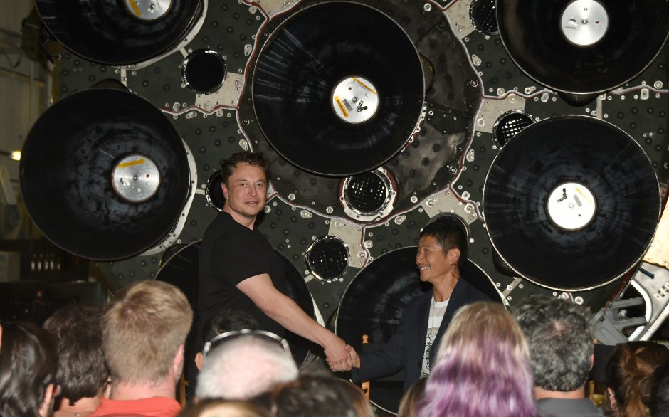 „SpaceX“ kaip turistą į Mėnulį skraidins japonų verslininką