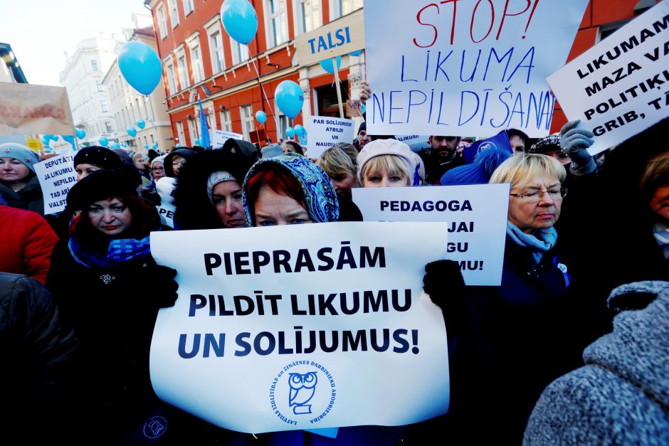 Latvijos mokytojai mitinge Rygoje reikalauja didinti algas