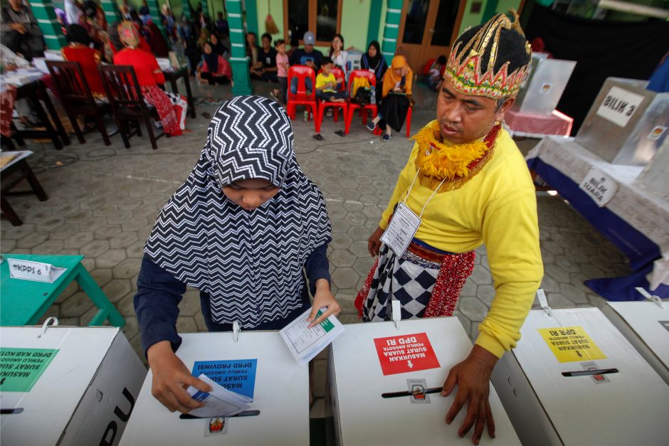 Rinkimai Indonezijoje: skaičiuodami balsus dėl pervargimo mirė 139 žmonės