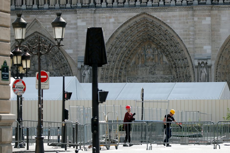 Pradėtas šalinti po Paryžiaus katedros gaisro nusėdęs kenksmingas švinas