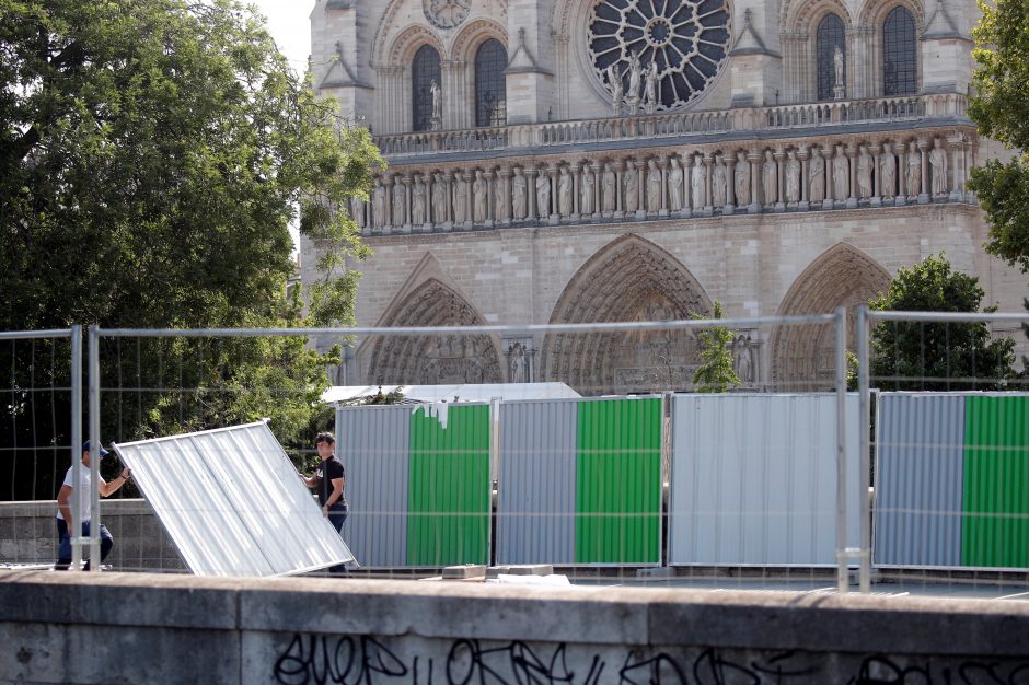 Pradėtas šalinti po Paryžiaus katedros gaisro nusėdęs kenksmingas švinas