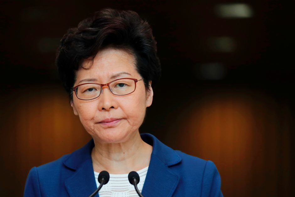 Honkongo lyderė: jei padėtis blogės, gali įsikišti Kinijos kariškiai