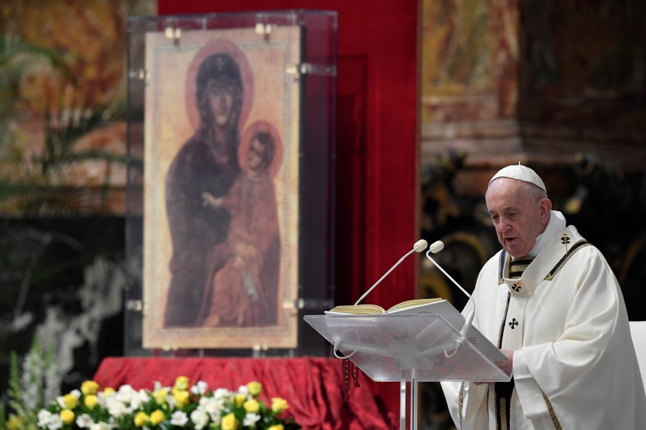 Pasaulį krečiant pandemijai popiežius kalbėjo apie vienumos Velykas