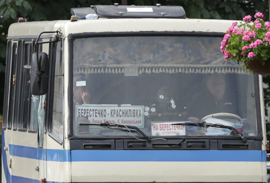 Ukrainoje autobusą užgrobęs užpuolikas tebelaiko apie 10 įkaitų (atnaujinta)