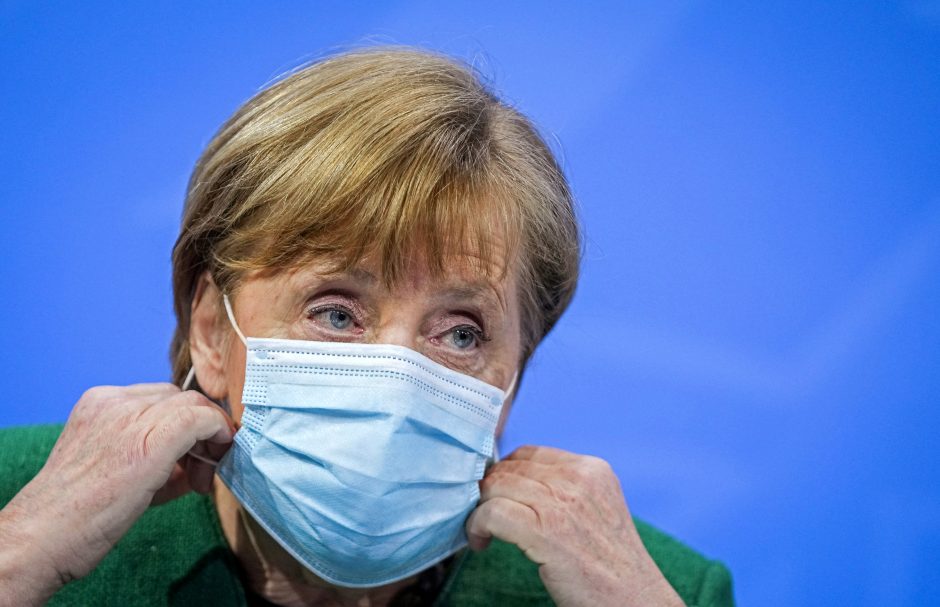 A. Merkel remia U. von der Leyen grasinimą uždrausti „AstraZeneca“ vakcinos eksportą