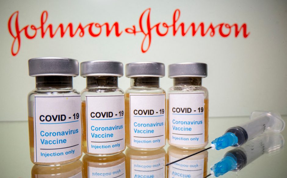 „Johnson & Johnson“ sustabdė vakcinos nuo koronaviruso gamybą