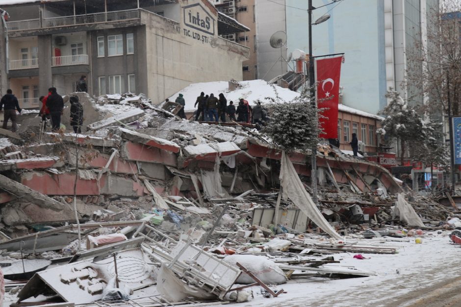 Galingas žemės drebėjimas Turkijoje ir Sirijoje pareikalavo daugiau kaip 2 600 gyvybių 