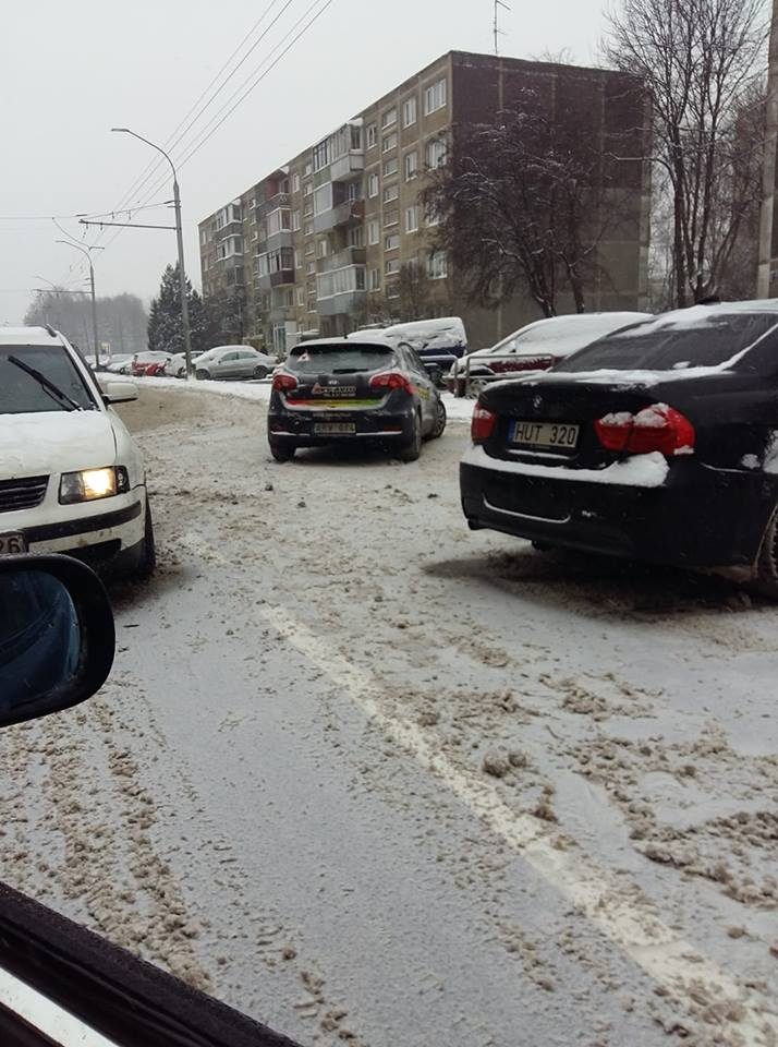 Išbandymą sniegu atlaikė ne visi Kauno vairuotojai
